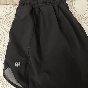 Lululemon size 6 Hotty Hot low rise 2.5” shorts in black